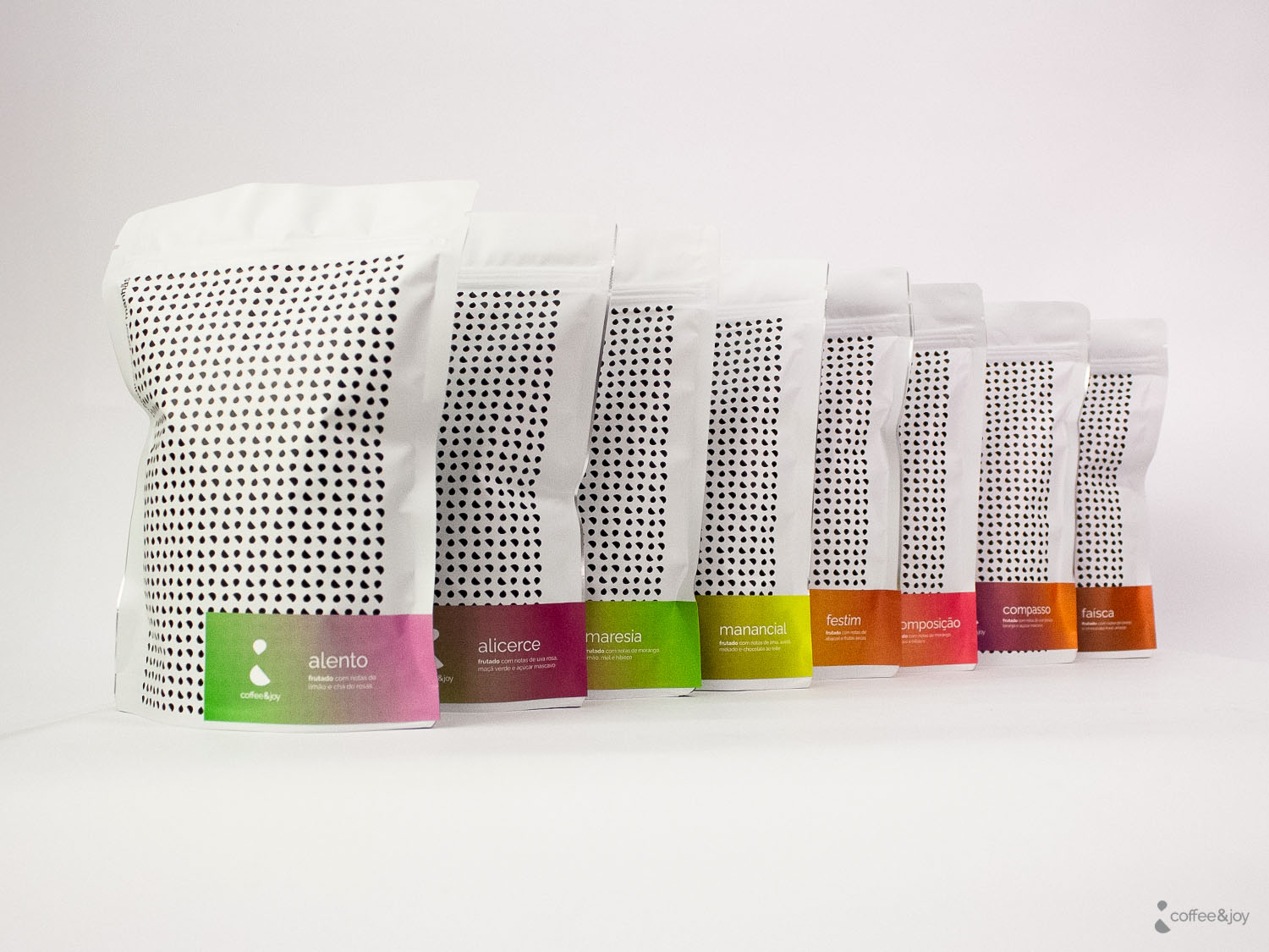 Linha de cafés frutados Coffee & Joy — Alento, Alicerce, Maresia, Manancial, Festim, Composição, Compasso e Faísca — cafés especiais com notas cítricas, florais e tropicais