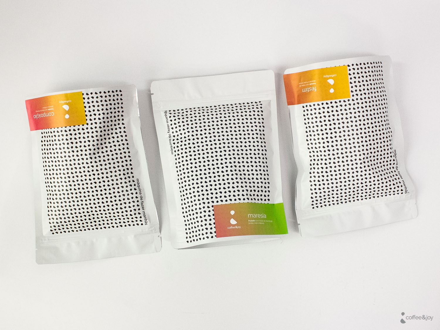 Cafés frutados Coffee & Joy: Composição, Maresia e Festim com notas de frutas e aromas tropicais.