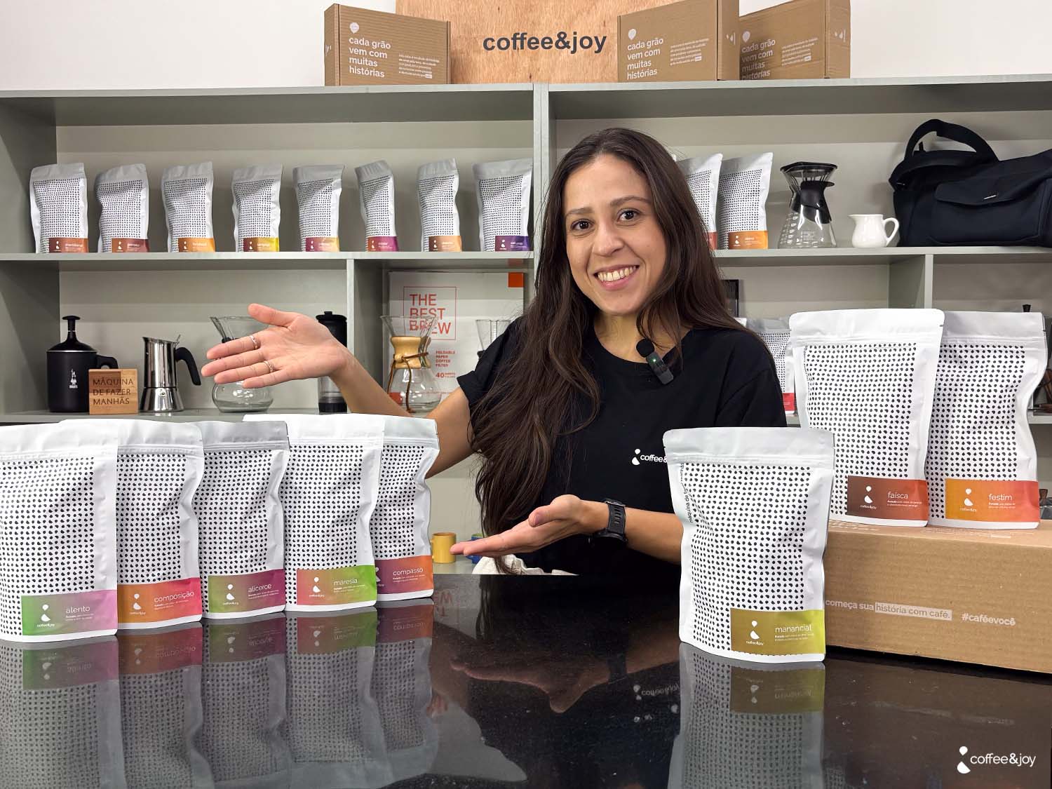 Barista da Coffee & Joy apresentando a linha de cafés frutados — Alento, Composição, Alicerce, Manancial, Faísca e Festim — cafés especiais com notas cítricas, florais e tropicais.
